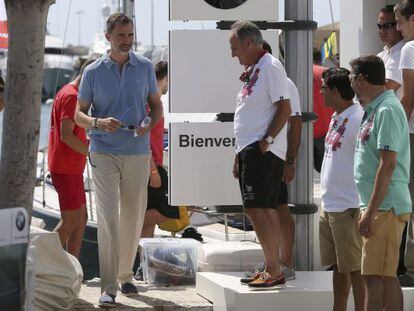 El rey Felipe durante su visita este lunes al Club Na&uacute;tico de Palma de Mallorca.