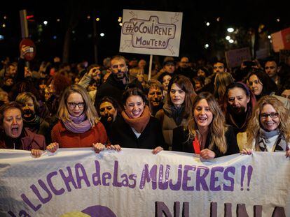 La ministra de Igualdad, Irene Montero (en el centro), flanqueada por la portavoz de Unidas Podemos en la Asamblea de Madrid, Carolina Alonso (segunda por la izqda.) y la diputada de Unidas Podemos en la Asamblea de Madrid, Alejandra Jacinto (segunda por la derecha), durante la marcha en Madrid por el Día Internacional de la Eliminación de la Violencia contra la Mujer, el pasado 25 de noviembre.