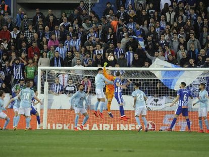 Despeje de Rubén Blanco en un balón colgado sobre el área del Celta.