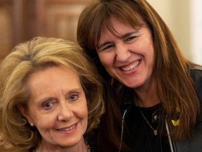Mariàngela Vilallonga (izquierda), nueva consejera de Cultura de la Generalitat, junto con Laura Borràs, exconsejera.