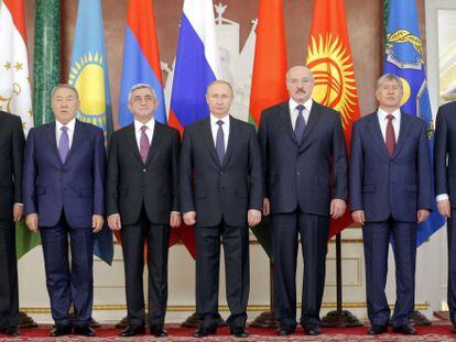 De izquierda a derecha, los presidentes de Tayikist&aacute;n, Kazajist&aacute;n, Armenia, Rusia, Bielorrusia, Kirguist&aacute;n y el secretario general de la Organizaci&oacute;n del Tratado de Seguridad Colectiva, en Mosc&uacute; el 23 de diciembre