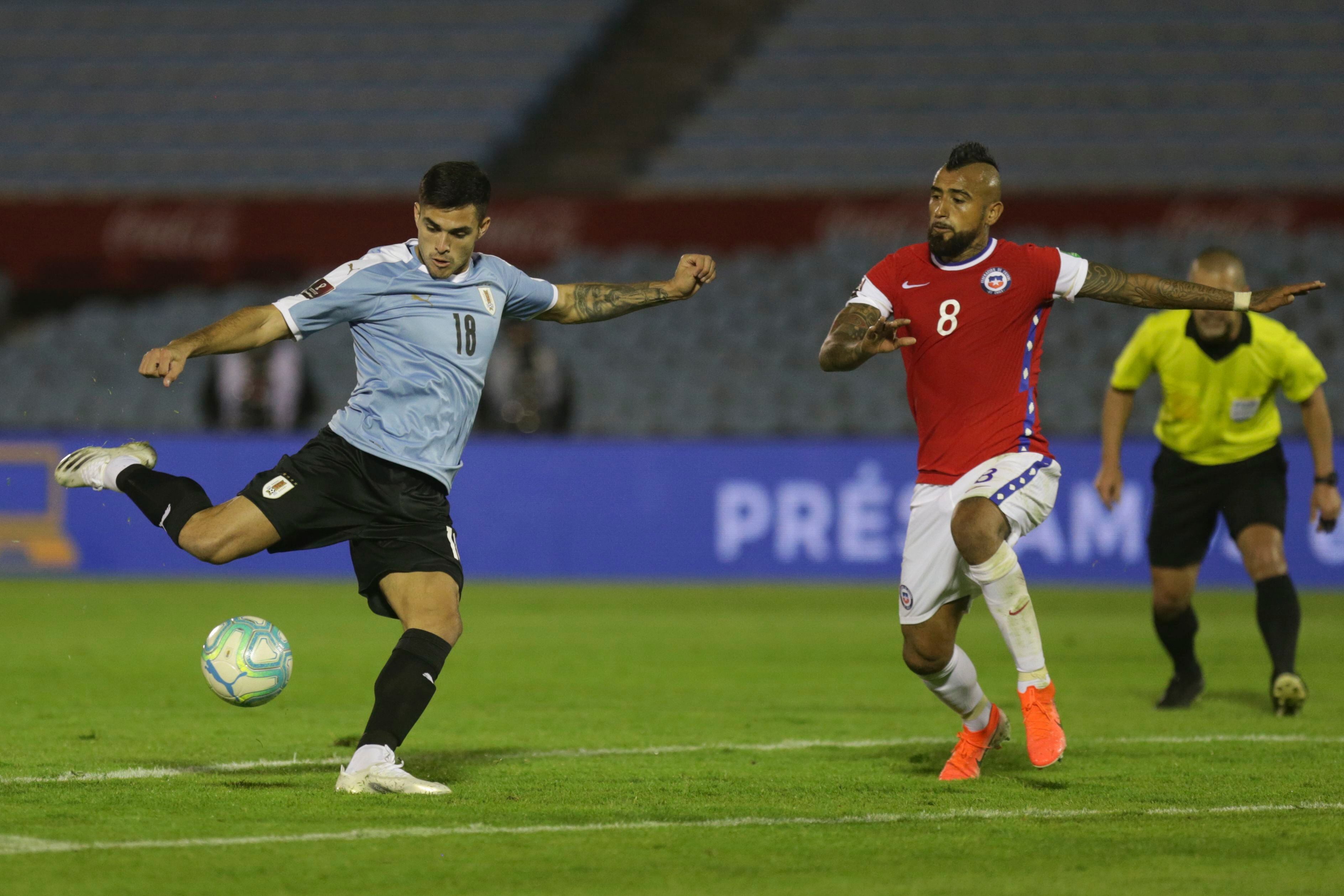 Maximiliano Gómez, de Uruguay, anota el gol del triunfo 2-1 sobre Chile. 