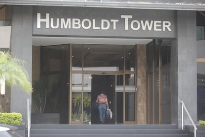 Fotografía del exterior del edificio Humboldt Tower, donde se ubican las oficinas de la firma de abogados Alcogal en Ciudad de Panamá.