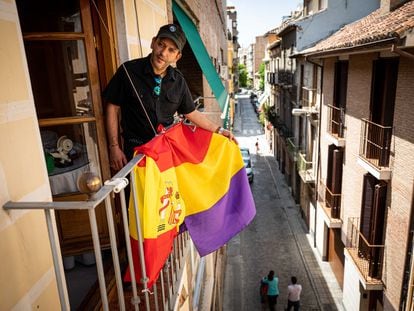 Javier Cuesta, agredido por tener una bandera republicana en el balcón de su casa de Granada, ha añadido una española tras el incidente.