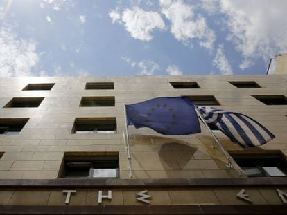 La bandera de la Unión Europa y la helena ondean en la entrada del Banco Central de Grecia, en Atenas.