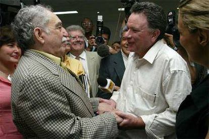 Gabriel García Márquez (izquierda) saluda a Luis Carlos Restrepo, el alto comisionado para la Paz colombiano.