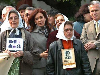 La senadora Fernández (segunda por la izquierda) y Garzón, junto a Madres de Plaza de Mayo en Buenos Aires.