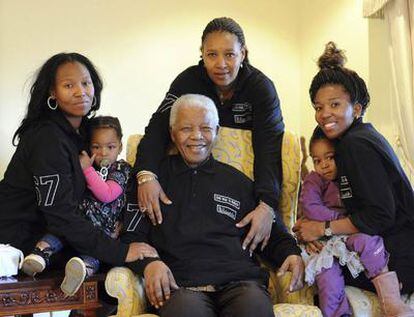 Fotografía disponible el 17 de julio de 2011 y facilitada por la Fundación Nelson Mandela del expresidente sudafricano Nelson Mandela preparado para celebrar su 93 cumpleaños con su extensa familia en su casa de Qunu.