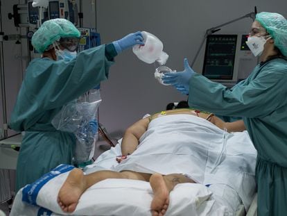 Unidad de Cuidados Intensivos (UCI) de pacientes covid-19 del Hospital de Bellvitge, en Hospitalet de Llobregat (Barcelona) a finales de enero.