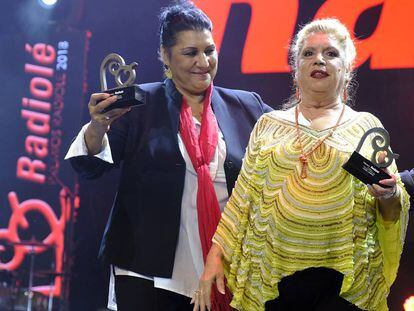 Remedios Amaya y María Jiménez, tras recibir el premio de Radiolé. 