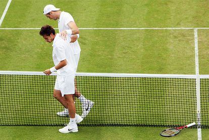 Isner y Mahut abandona la pista de Wimbledon en el encuentro del pasado mes de junio.
