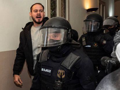 Momento de la detención de Pablo Hasél en la Universidad de Lleida.