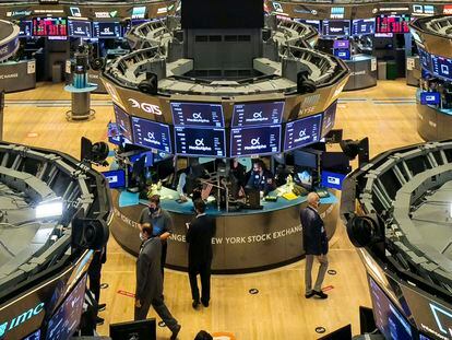 Operadores de mercado trabajan en el piso de la Bolsa de Valores de Nueva York a finales de octubre. (Courtney Crow / Bolsa de Valores de Nueva York vía AP)
