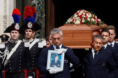 Italian police officers in full dress carry the coffin of Silvio Berlusconi, this Wednesday at the Milan Cathedral.