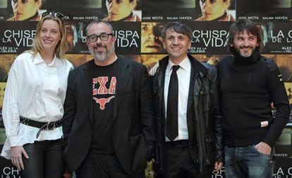 Equipo artístico de 'La chispa de la vida' formado por Carolina Boing, el director Álex de la Iglesia, José Mota y Fernando Tejero, en la presentación del filme en Valencia