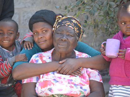 Mirika Labson junto a su nieta y voluntaria de Bauleni, en Lusaka, la capital de Zambia.