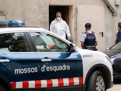 Los Mossos d'Esquadra analizan la vivienda de Camdevànol donde fue hallada la joven asesinada.