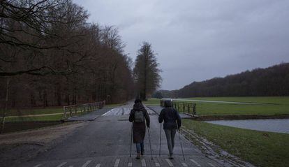 Dos personas pasean por el parque de Tervuren, al este de Bruselas, a mediados de este mes.