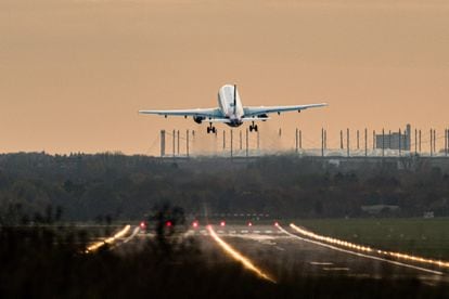 Un Airbus de la compañía Eurowings despega en el aeropuerto de Hamburgo.