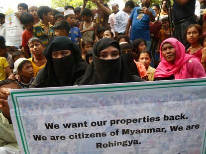Refugiados rohingya participan en una protesta celebrada para conmemorar el quinto aniversario de su migración masiva de Myanmar a Bangladesh, en un campamento improvisado en Kutubpalang, Ukhiya, en el distrito de Cox Bazar, Bangladesh, el 25 de agosto de 2022.