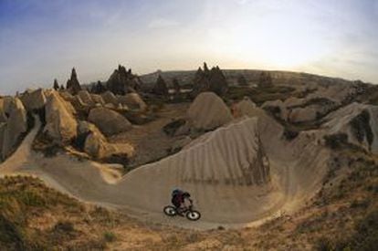 En bici por el valle de Devrent, cerca de Göremem, en la Capadocia (Turquía).