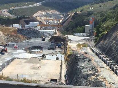 A la derecha, tubería por donde se metido la corriente del río Foxo Vello