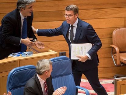 Feijóo recibe el aplauso de sus diputados durante el debate de investidura.