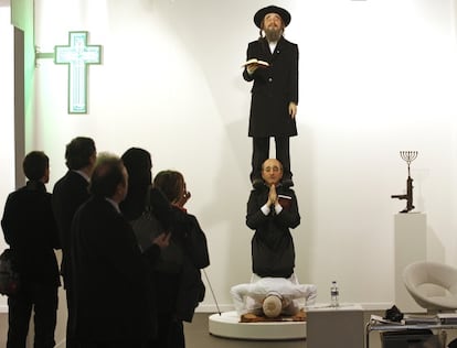 La obra de Eugenio Merino con un musulmán, un cristiano y un judío en oración provocó una protesta israelí en 2010.