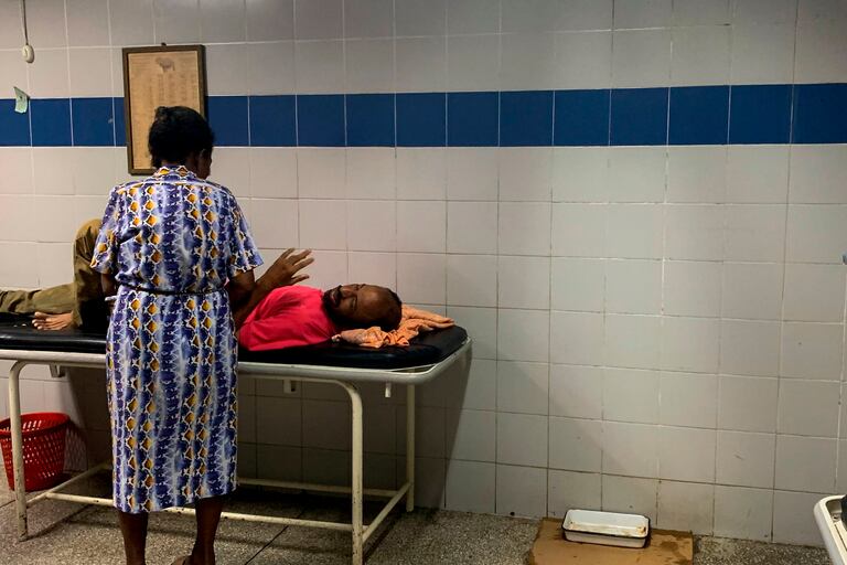 Un paciente espera en la sala de emergencias del hospital de Guiria, Venezuela.