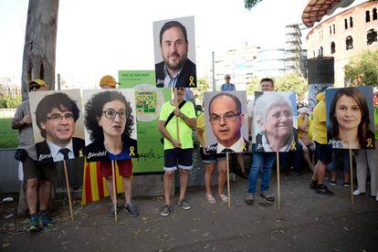 Cartells de suport als processats fugits i als polítics presos en una manifestació a Barcelona.