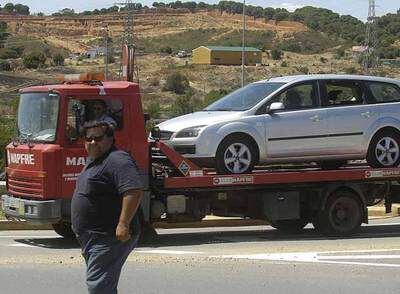 Una grúa retira el vehículo cargado con explosivos que ETA abandonó cerca de Ayamonte (Huelva).