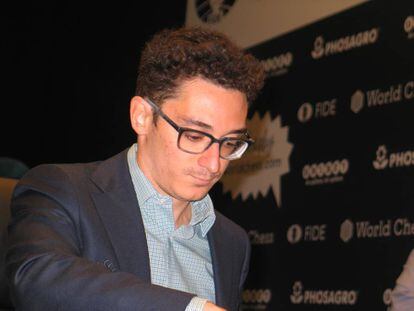 Caruana, durante los primeros movimientos de la octava partida