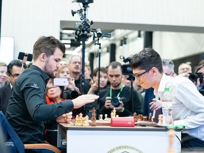 Magnus Carlsen y Alireza Firouzja durante su polémico enfrentamiento en el Mundial Relámpago de Moscú, 2019