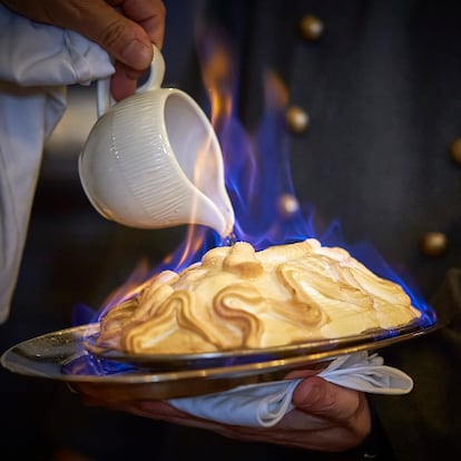 Flambeado del suflé en Lhardy.