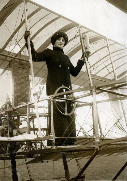 Durante su carrera como actriz, la francesa Élise Léontine Deroche adoptó como nombre artístico Raymonde de Laroche. Así se la conocería posteriormente en el mundo de la aviación. El 8 de marzo de 1910, De Laroche se convirtió en la primera mujer del mundo en obtener la licencia de piloto expedida por el Aero-Club de Francia. La joven francesa tomó los mandos de una aeronave por primera vez en 1909, invitada por el aviador francés Charles Voisin. Desde el primer momento, manejó con destreza el aparato y, después de recorrer unos metros por el campo de vuelo, despegó pese a la prohibición de su maestro. En 1923, un vuelo de larga distancia sin paradas de más de cuatro horas la llevó a ganar la Coupe Femina del Aéro-Clum de France. Durante la Primera Guerra Mundial fue conductora militar, ya que volar estaba considerado demasiado peligroso para una mujer. A lo largo de su vida participó en numerosas exhibiciones aéreas y se hizo con dos récords para la aviación femenina: uno por volar a una altitud de 4.800 metros y otro por recorrer una distancia de 323 kilómetros. De Laroche tenía el propósito de ser la primera mujer piloto de pruebas profesional y no cejó en su intento; consiguió ser copiloto de pruebas de un prototipo de avioneta en el aeropuerto de Le Cotroy, donde encontró la muerte a los 32 años al estrellarse el aparato tras un fallo en la maniobra de aterrizaje.