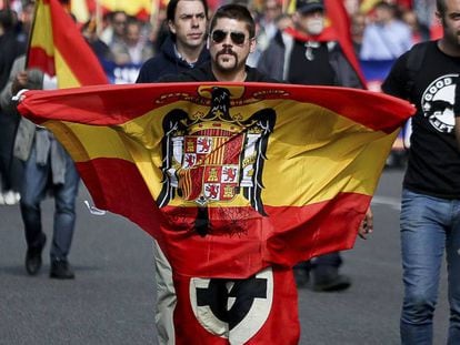 Un manifestante de Democracia Nacional en Barcelona.