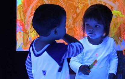 Los alumnos de la escuela infantil Charlie Rivel durante un taller de pintura.