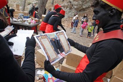 Los pajes de la cabalgata de Reyes de Alcoi (Alicante), recogen en su campamento las cartas este viernes.