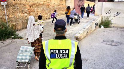 Un polic&iacute;a en la entrada de los ni&ntilde;os al colegio p&uacute;blico del barrio obrero de Son Roca, Palma.