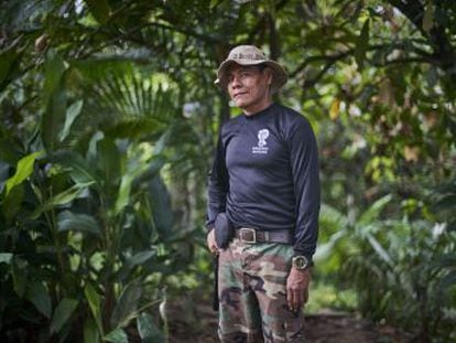 Este colombiano lleva años capacitando a jóvenes para trabajar en labores de protección medioambiental. Su historia es la novena de la serie  Rainforest Defenders , que presenta a líderes que luchan por la conservación de los bosques