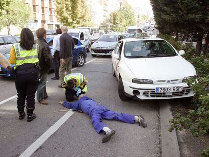 Atropello de un ciclista por un taxi en Madrid. 