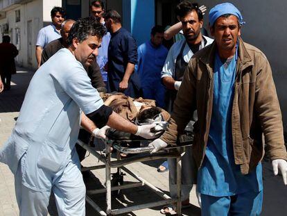Un hombre es trasladado al hospital tras un ataque suicida en un templo chií de Kabul (Afganistán) el 21 de marzo de 2018.