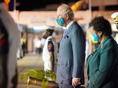 Carlos III, junto a la presidenta de Barbados, Sandra Mason, en noviembre de 2021, en Bridgetown.
