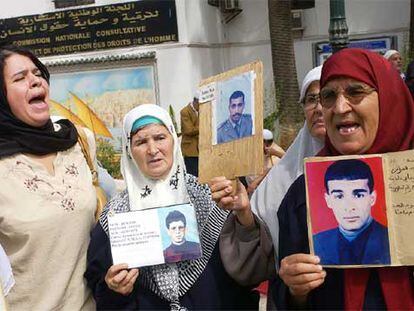 Mujeres con fotos de sus desaparecidos, en una protesta ante el comisionado de derechos humanos ayer en Argel.