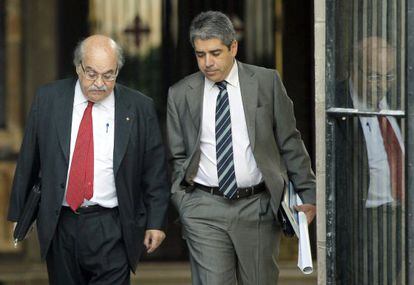 El portavoz del Gobierno, Francesc Homs, acompañado del consejero de Economía, Andreu Mas-Colell, este martes, a su llegada al Palau de la Generalitat.