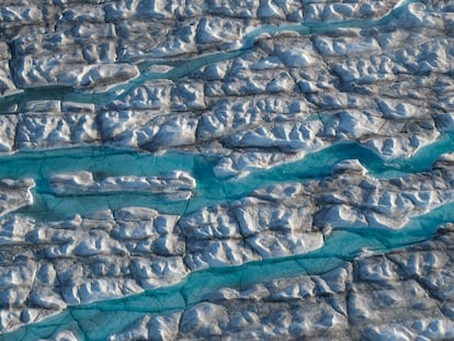 La imagen, tomada en agosto pasado desde un avión, muestra los ríos de agua derretida que discurren por el glaciar Sermeq Vangnardleq, en Groenlandia.
