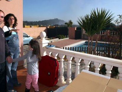 Carles y su familia muestran desde su casa el humo que sale del vertedero.