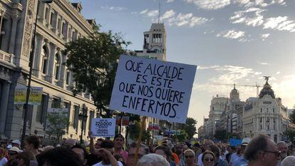 Pancarta en la que se lee "Qué alcalde es este que nos quiere enfermos".