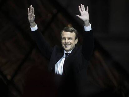Emmanuel Macron celebra su victoria en las elecciones presidenciales en París el domingo.