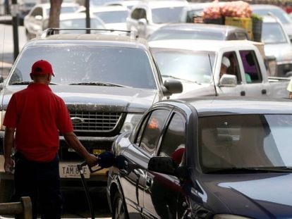 Una fila de coches hace cola frente a una gasolinera en Caracas, este mayo.